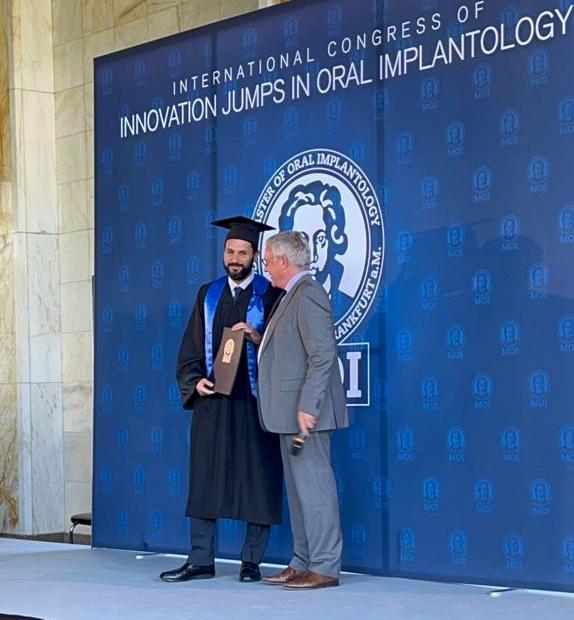 الدكتور أحمد سعيد عكرة يرفع اسم لبنان عاليا... ويتفوق على 40 طبيبًا في زراعة الأسنان