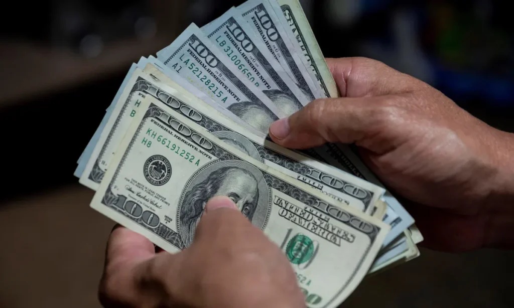 لمن يتلقّى تحويلات بالدولار.. هذا الخبر يهمّكم