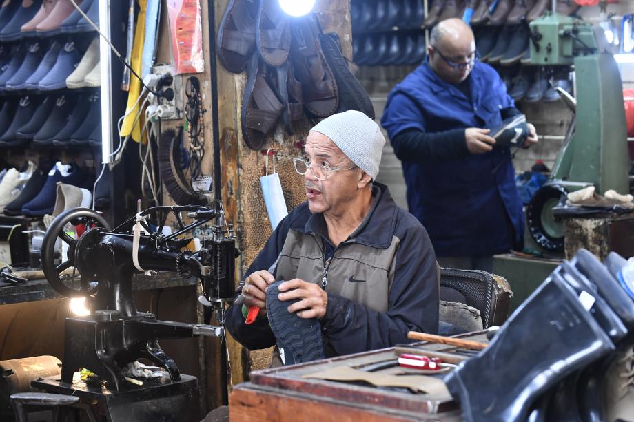 رب ضارة نافعة.. اقتصاد لبنان المأزوم ينقذ مهنة الاسكافي