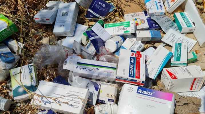 رمي كمية من الأدوية المنتهية الصلاحية على جانب طريق الحسبة في صيدا