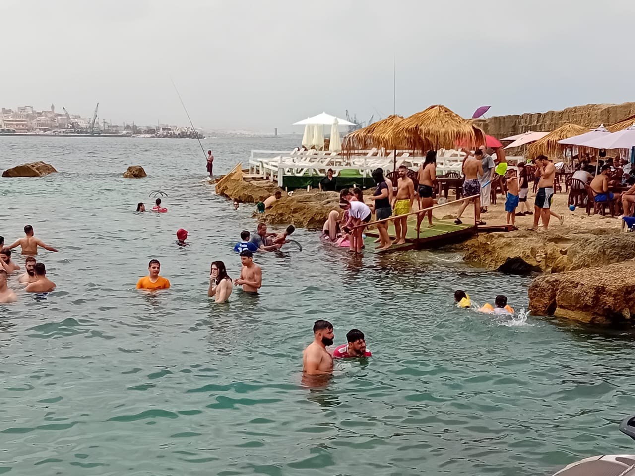 هروباً من لهيب تموز.. جزيرة صيدا تستقطب الرواد من مختلف المناطق