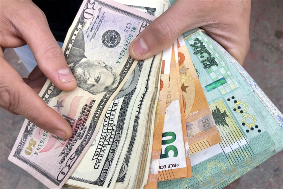 الدولار يُربك صيدا... توارى الصرّافون الجوّالون وأقفلت المحطات والسوبرماركت والصيدليات
