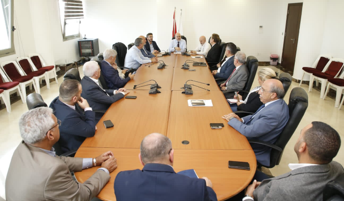 الأبيض يطلع "نقابة المستشفيات" على الآلية الجديدة لتغطية جرحى الحرب