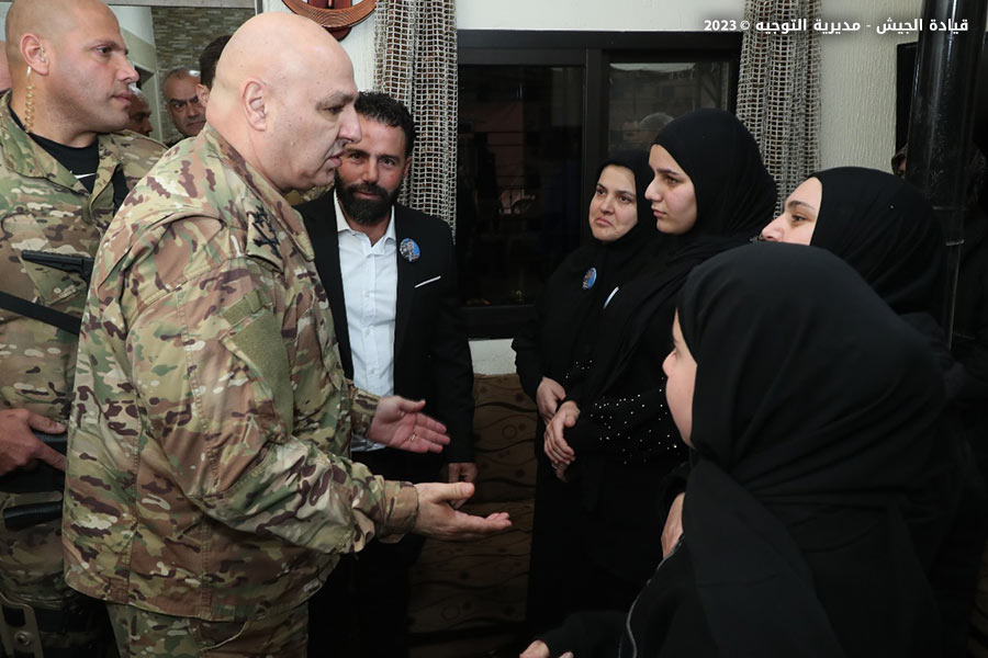 قائد الجيش يقدّم التعازي بالرقيب الشهيد عبد الكريم المقداد في بلدة شمسطار- بعلبك
