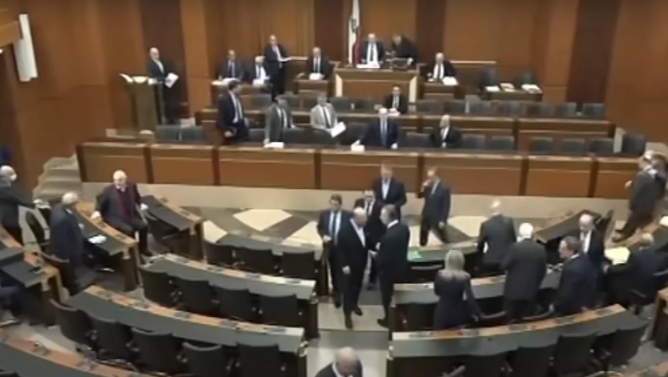 بالفيديو : تمديد لقائد الجيش والاجهزة الأمنية والجميع مع الجيش اللبناني فمن سيدفع الثمن ومن هو الخا سر الأكبر ؟ - نقلا عن قناة الجديد