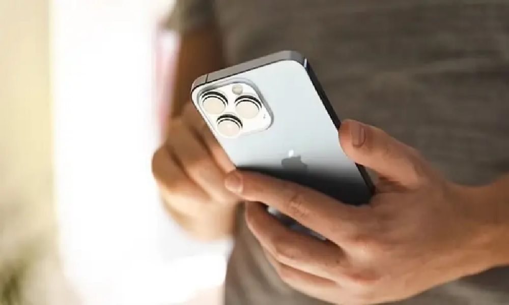 تحديث جديد من شركة &ldquo;آبل&rdquo; يضاعف عمر البطارية