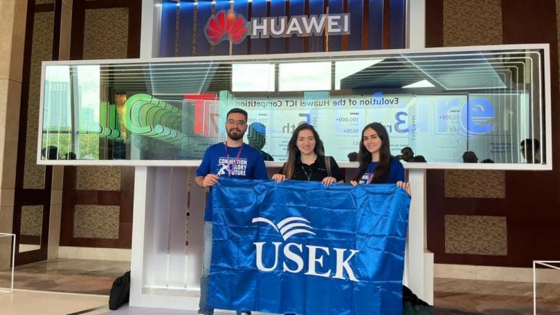 طالبان من جامعة الروح القدس يفوزان بالمرتبة الأولى والثالثة في نهائيات مسابقة هواوي لتكنولوجيا المعلومات والاتصالات في الصين