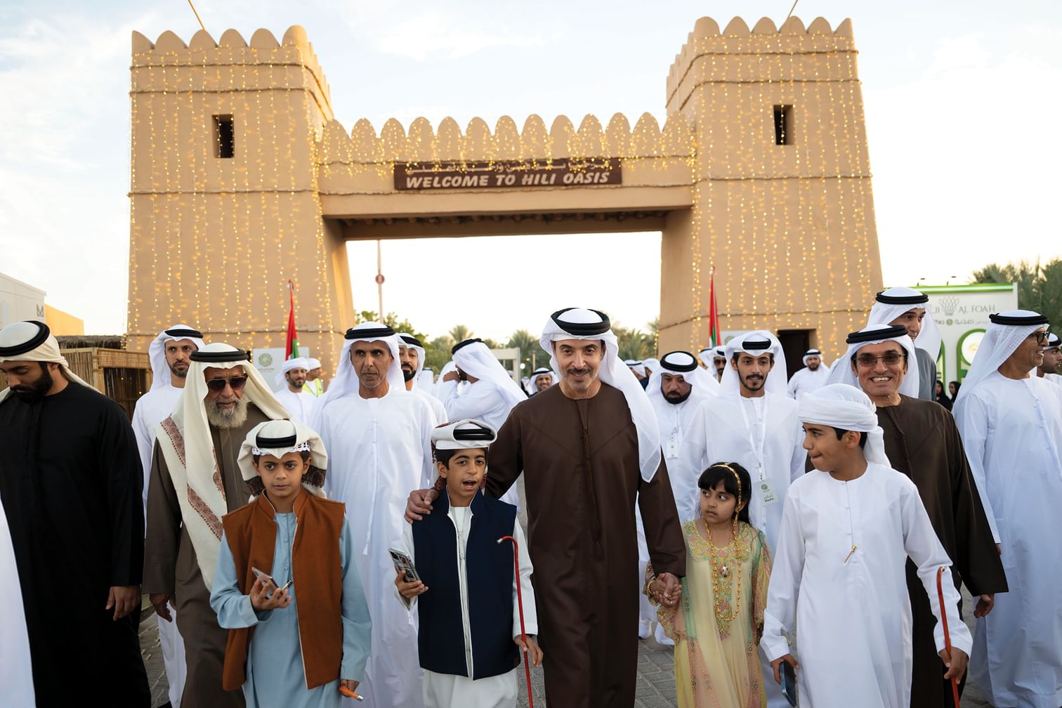 بالفيديو : هزاع بن زايد يشهد جانبا من فعاليات الدورة الأولى من مهرجان العين للتمور