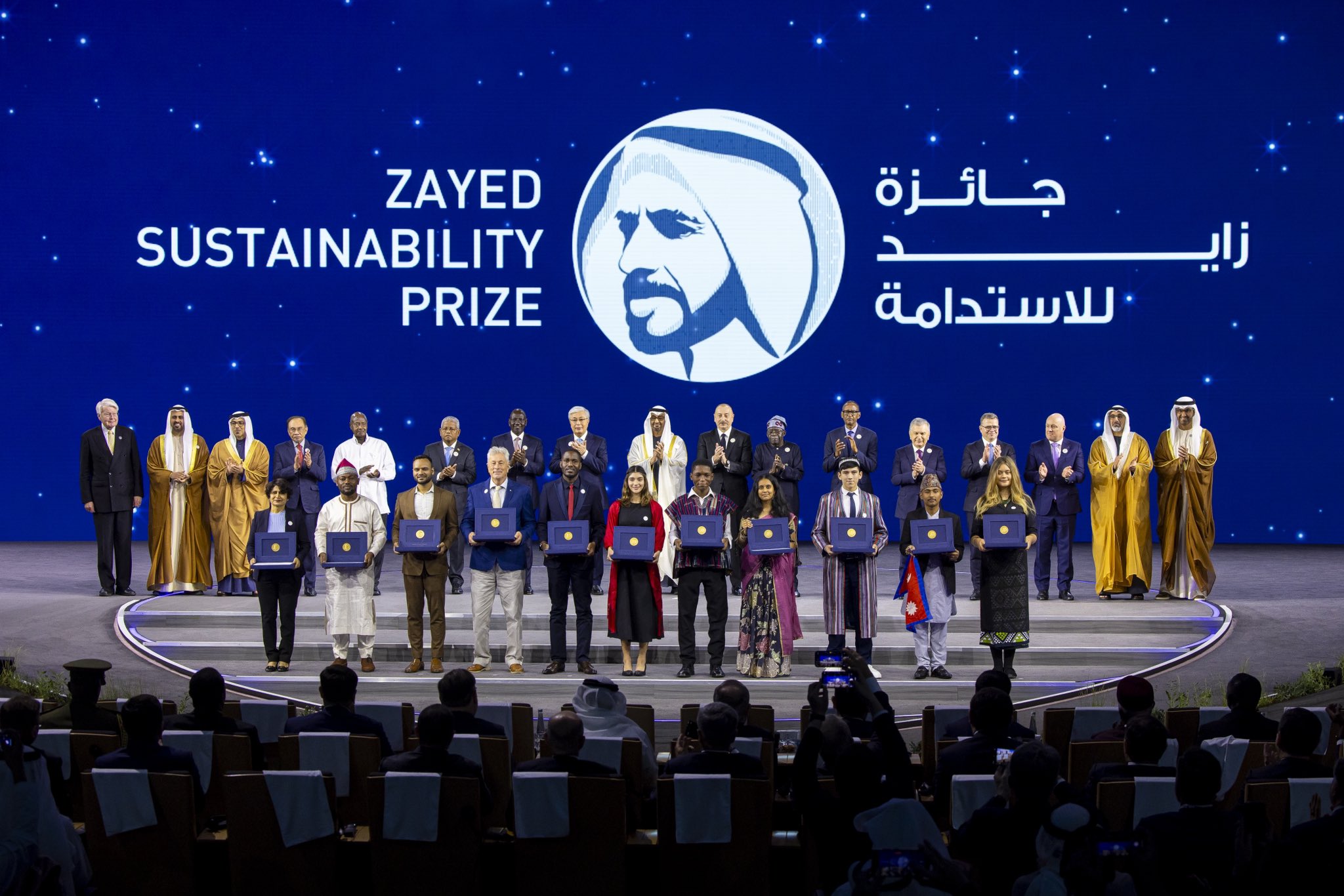 بالفيديو : تكريم الفائزين بجائزة زايد للاستدامة لعام 2025