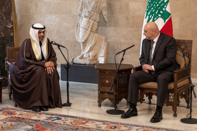 رئيس الجمهورية مستقبلاً وزير خارجية الكويت وامين عام مجلس التعاون الخليجي