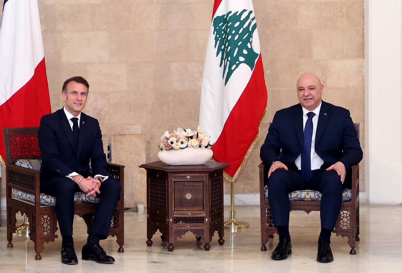 اتصال بين الرئيسين عون وماكرون بشأن وقف إطلاق النار