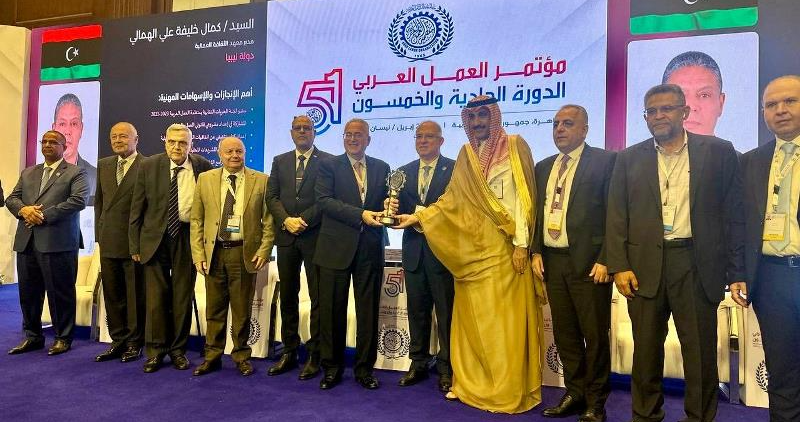 تكريم منير البساط عن جمعية الصناعيين في مؤتمر العمل العربي