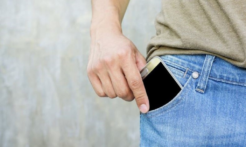 تأثير خطير لوضع الهاتف في الجيب على صحة الرجال!
