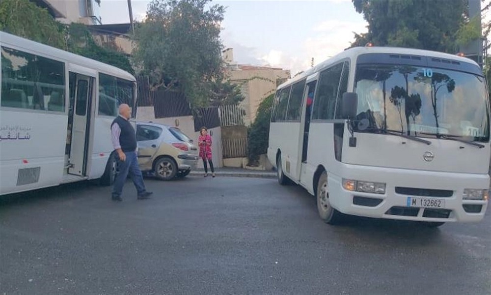 بالفيديو: طالب يسقط من باص المدرسة في طرابلس!