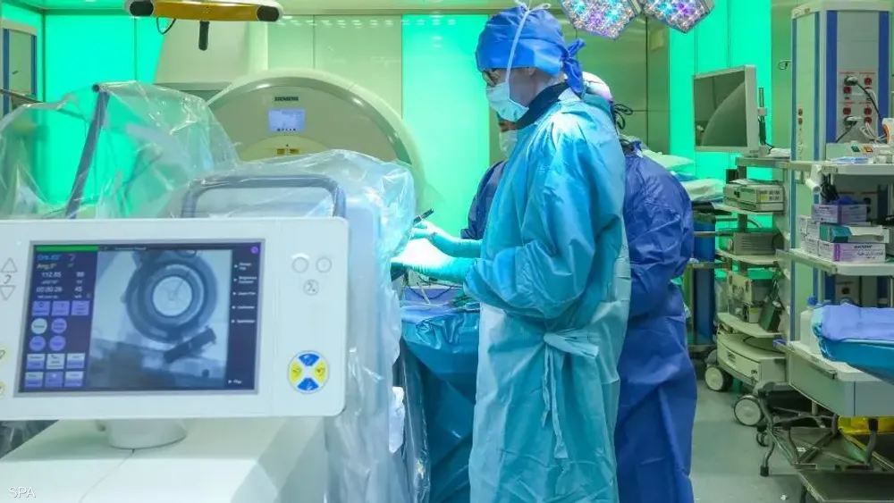 مستشفى سعودي يزرع أول جهاز ذكي داخل الدماغ