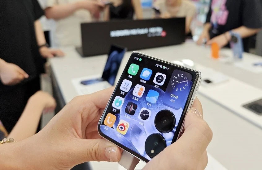 هاتف قابل للطي بمواصفات فائقة ينافس عمالقة السوق