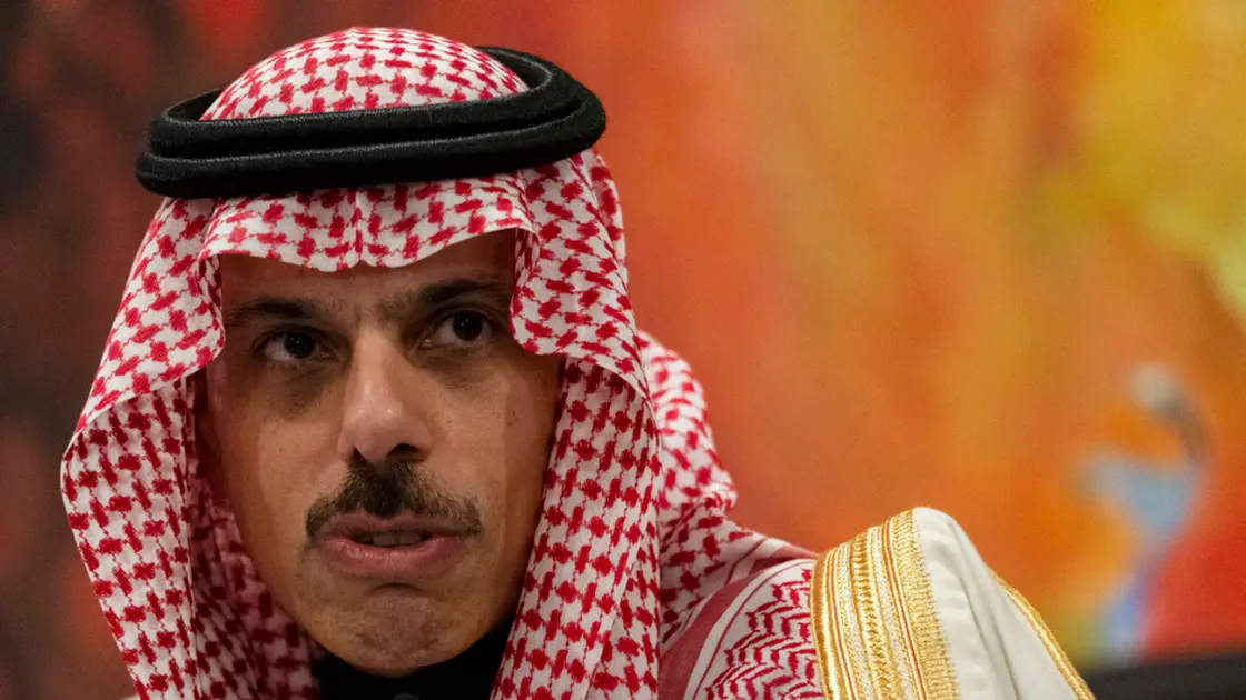 بن فرحان يصل بيروت