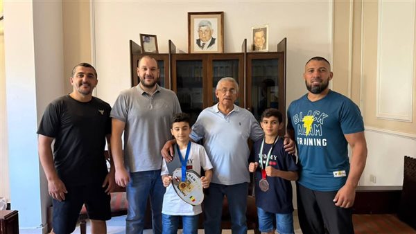 أسامة سعد يستقبل البطلَين الناشئين آدم وأمير أحمد السن تقديرًا لإنجازاتهما في البطولات المحلية والعالمية للفنون القتالية