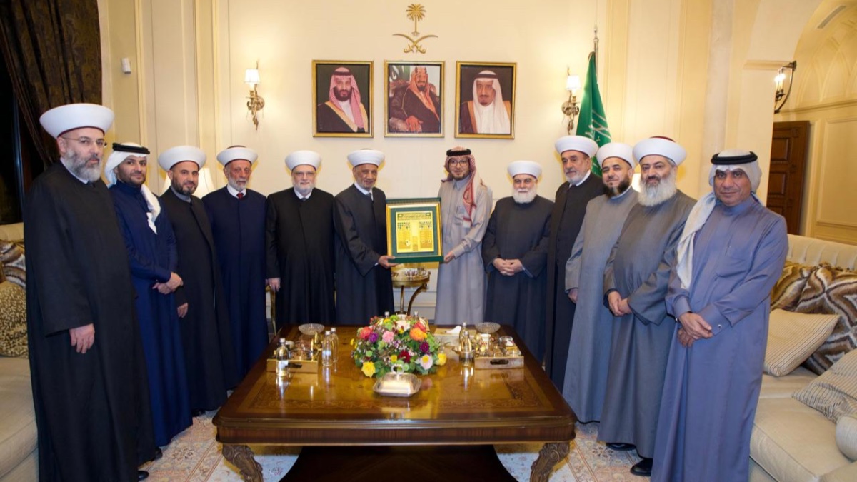 بخاري أقام إفطارا لدريان ومفتي المناطق وتشديد على أن إعادة بناء الدولة الطريق لإنقاذ لبنان