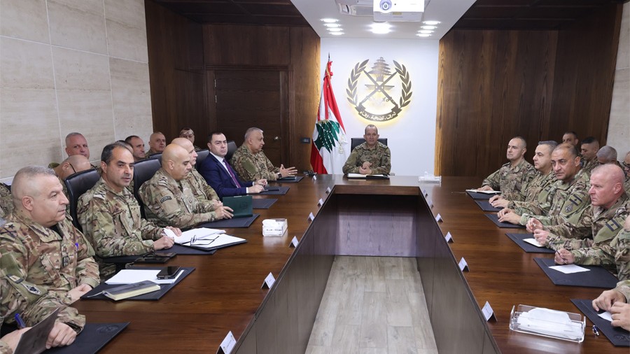 قائد الجيش اجتمع مع أركان القيادة وقادة الوحدات والأفواج العملانية