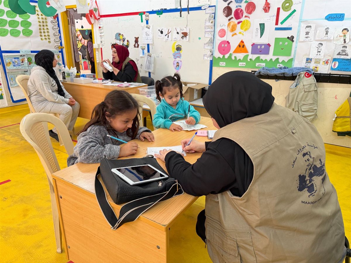 العيادة النقالة لمؤسسة معروف سعد.. نبض إنساني يرافق النازحين في صيدا